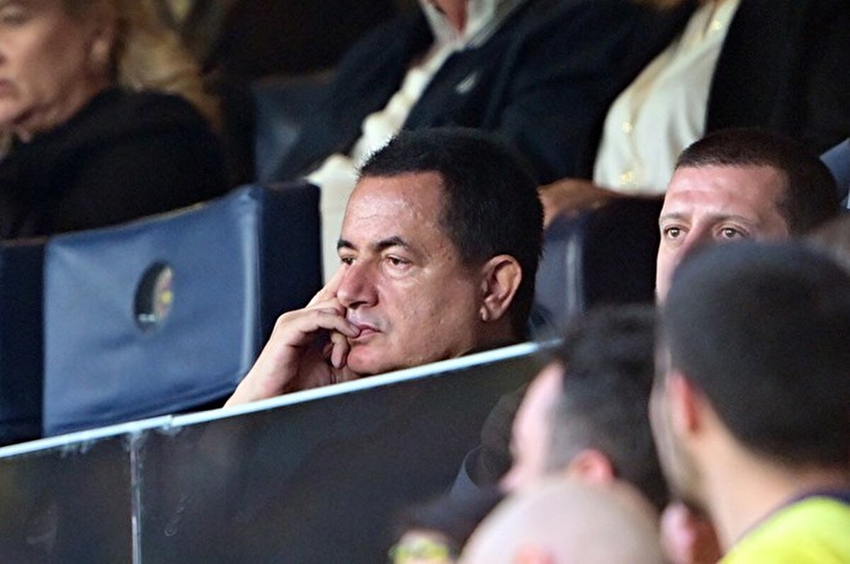 "Bütün takımlar bir amaç için takım kuruyor. Her sene 3 büyüğün hayali gerçekleşmiyor. Şampiyon olamadığımız için üzgünüz. Kahrolduk. Tahmin olarak soruyorsan, Türk hakemlerinin önünün kapanacağını düşündü federasyonumuz. Biz de yabancı hakem istemiştik, geldiğinde de mutlu olmuştuk. Garip suçlamalar da olmuştu niye ısrar etmiyorsunuz diye. Biz söyledik. Federasyonunun verdiği bir karar. Yapacak bir şey yok. Her şey adil olsun istedik sezon boyunca, bunu dedikçe saldırıya uğradık. Aynı noktadayız."<br><br>