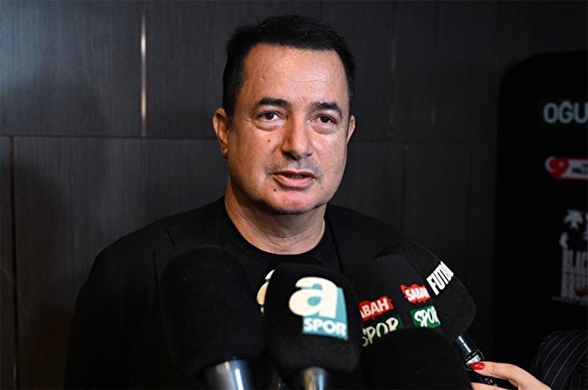 "Sezon başından beri yabancı hakem olsa çok şey değişirdi. En başından orta hakem yabancı olsa, Fenerbahçe şampiyon olur muydu, puan puana giderdik, ondan sonra ne olurdu bilemem. 8 puanın nedeni hakem hatalarıydı. Bunu da ben söylemiyorum, yabancı hakem getirdik, sorduk, 'Ben böyle bir şey görmedim.' dedi. Ama ligin son döneminde biz başarısızdık ama puan farkı olmasa ne olurdu bilmiyorum. İlk yarıda bir facia vardı, ikinci yarıda yabancı VAR gelmesiyle hakem hataları ciddi bir şekilde azaldı."<br><br>