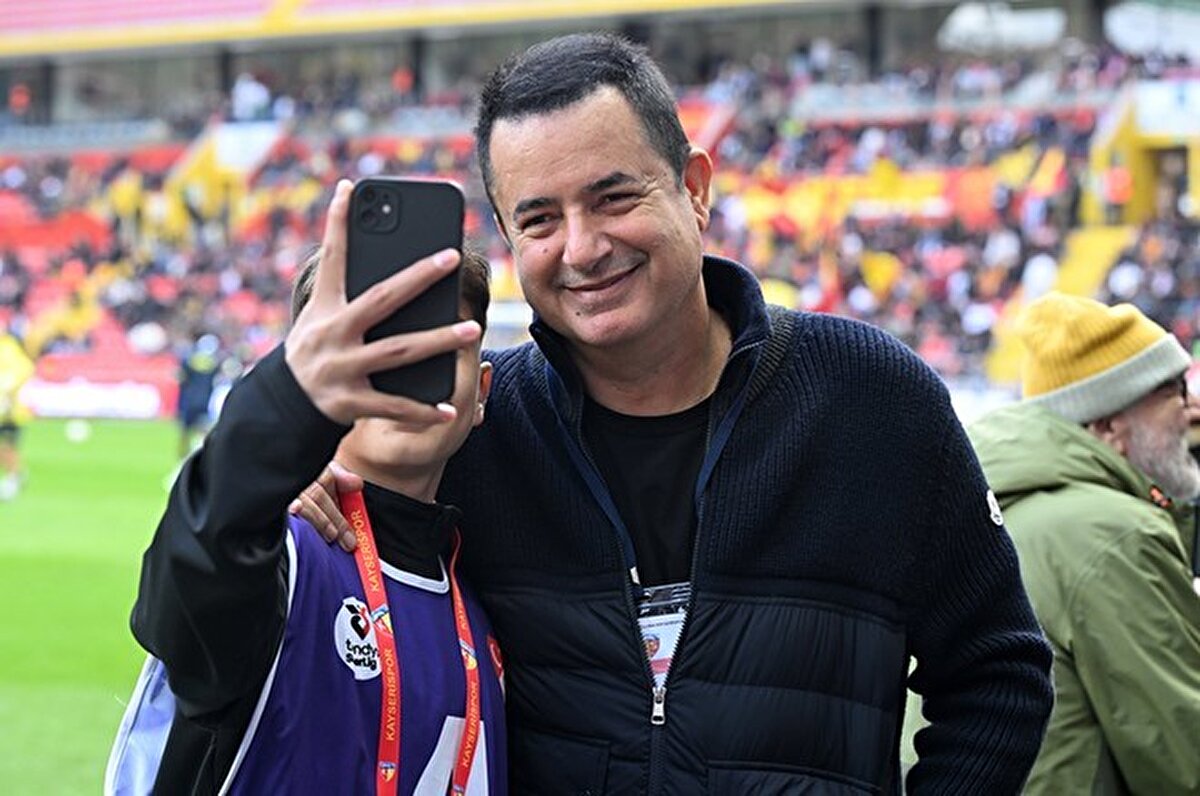 "Futbolda yapı olduğunu düşünüyorum. Ama yabancı hakemler geldikten sonra bu infialin azaldığını söyledim. Sıradışı şeyler hep yaşandı. Yabancı hakem geldikten sonraki dönemde dış etkenler olduğunu düşünmüyorum. Ligin ikinci yarısında çok bariz bir fark oluştu. Yabancı VAR geldikten sonra ofsaytımsılar yok.”"<br><br>