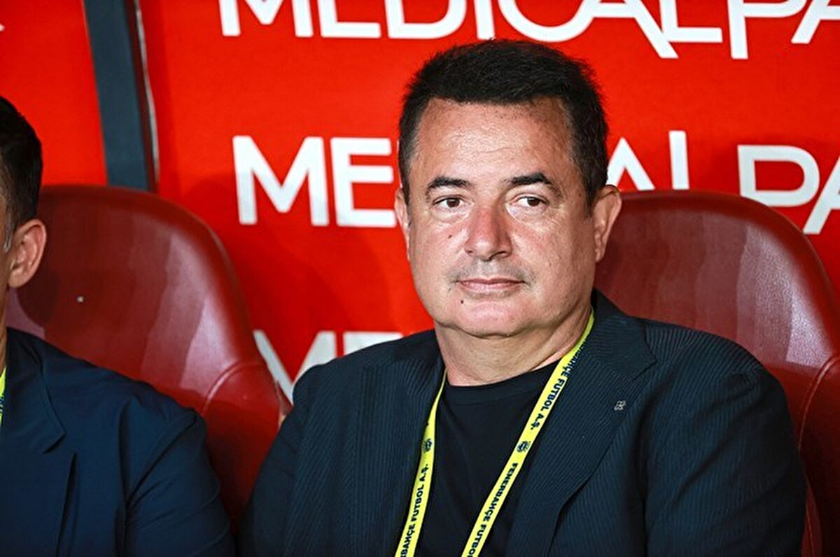 "İmza toplanması demokratik bir hak. Ancak bana göre yanlış bir yol. Sebebi de şu; %20 üzerinden imza toplanıp tekrar seçim için operasyon yapılırsa bundan sonra bir yolu açmış olmayacak mı? Biz bir yıl için seçilmedik. 3 yıl için bilerek ve adil bir şekilde seçilmişiz. 3 yıllık bir seçim sürecimiz var. Benim hayatım, başarısızlıkları başarıya çevirmekle geçti. Bütün hayat hikayem bu. Burada benim ve yönetimin, ilk yılında, üç yıl için seçilmiş bir durumda, imza ile gitmek demokratik bir hak olsa da yarın için de aynı kapıyı açmıyor mu, çok doğru olduğunu düşünmüyorum. Demokratik bir hak ama doğru olduğunu düşünmüyorum. Fenerbahçe'ye uygun bir durum olduğunu düşünmüyorum."<br><br>