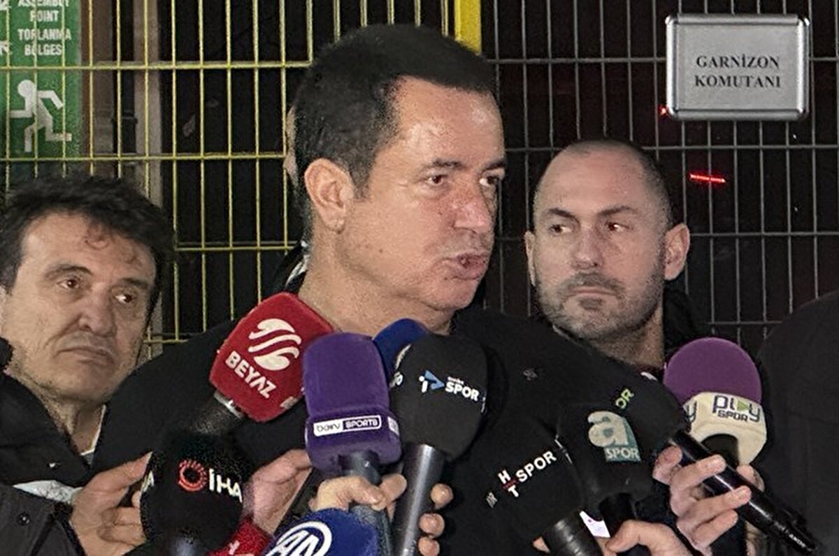 "Muhalefet başka bir şey. Fenerbahçe'nin başarısızlığı üzerine yapma muhalefeti. Ali Koç, Fenerbahçe'yi maddi olarak bir enkaz olarak aldı. 600 milyon doların üzerinde borç vardı, onlar 300 diyor, hadi 300 olsun. Bunu sıfıra getirmek üzereyiz biz. Ödene ödene giden bir borç. Takımı finansal olarak düzlüğe çıkarmış, kendi cebinden vermiş ve bunu talep etmiyor. Kadro kalitesi yükselmiş, geçen sene şampiyonluk kıl payı kaçmış, bu sene olmamış, bu ekonomik yapıyla daha da güçlenerek amacımız şampiyonluğu kovalamak."<br><br>