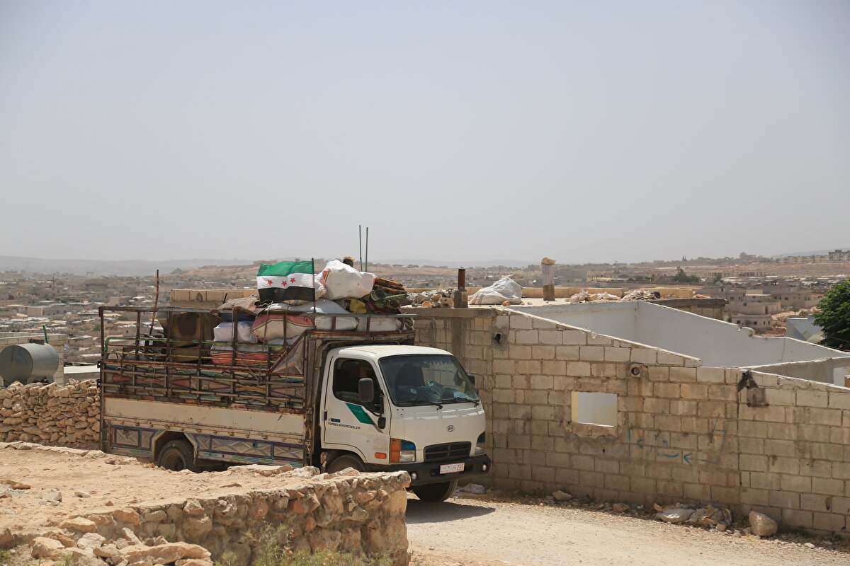 Hayat Yardım Ekibi gönüllüsü Zeki Salih de savaş nedeniyle yıllardır yerinden edilmiş sivillerin yeniden topraklarına dönmelerini hedefleyen bir çalışma başlattıklarını söyledi.<br>