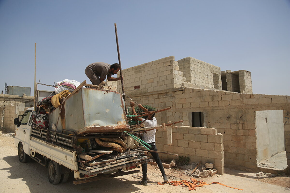 "Topraklarımız tamamen özgürleştikten sonra Onurlu Dönüş Kampanyası'nı başlattık. Pek çok aile evlerine dönmek istiyor ancak eşyalarını taşıyacak aracı kiralayacak maddi güce sahip değil. Bu yüzden bu inisiyatifi başlattık." diyen Salih, kampanyanın dördüncü konvoyunu hayata geçirdiklerini ve çalışmaların artarak süreceğini dile getirdi.<br>