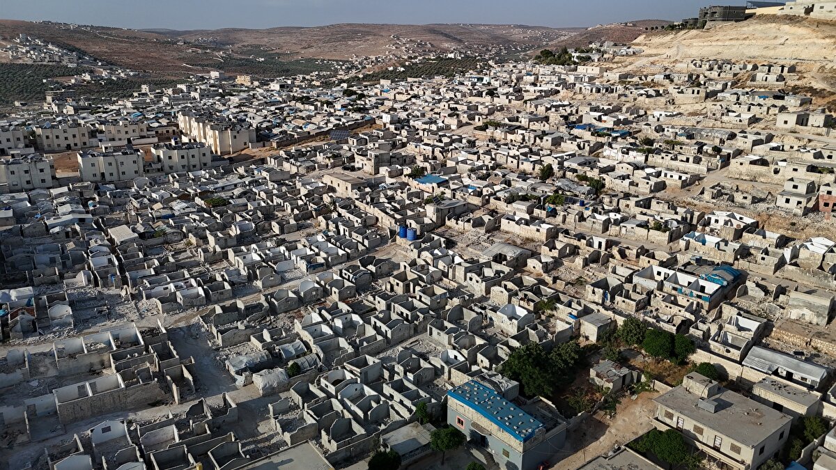 Rahmun, yıkımın sadece binalarla sınırlı olmadığına dikkati çekerek, "Köyde hiçbir şey yok. Ne kanalizasyon, ne elektrik, ne su, hayatın en temel ihtiyaçları bile yok. Bu yüzden tüm yardım kuruluşlarına çağrımızdır. Yeniden inşa sürecine katkı sağlayabilecek kim varsa bize yardım etsin." diyerek destek çağrısında bulundu.<br>