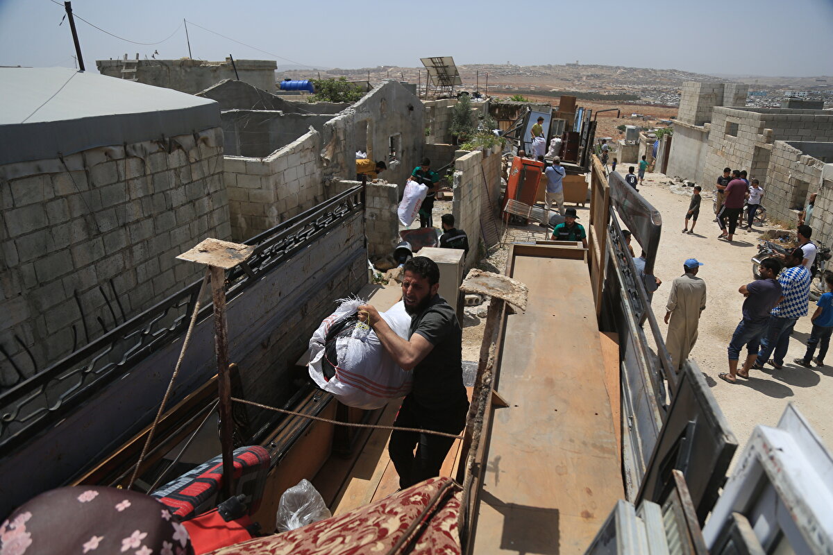İdlib kırsalındaki Güney Şehitleri Kampı'nda ailesiyle yaşayan Rahmun, devrik rejim güçlerinin saldırıları nedeniyle terk etmek zorunda kaldığı köyüne dönüş hazırlıklarını tamamladığını belirtti.<br>