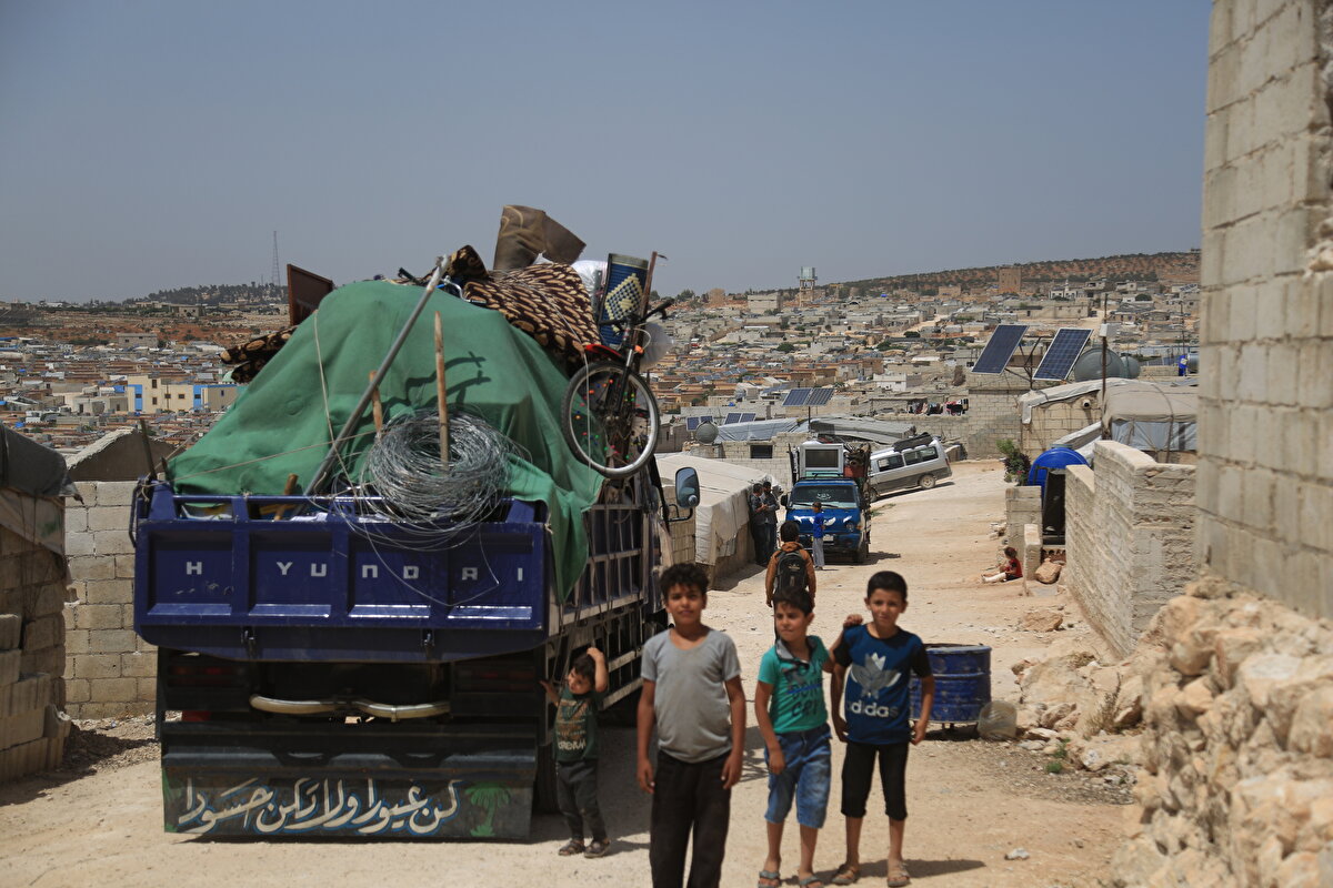 Köylerine geri dönmenin tarif edilemez bir mutluluk olduğunu belirten Muhammed, "Bugün sadece biz değil bütün Suriye halkı seviniyor çünkü Suriye'nin her karışı bu savaşta zarar gördü. Bu zalim rejim ülkeyi, insanları, doğayı, taşı, toprağı yok etti ama biz yeniden inşa edeceğiz." şeklinde konuştu.<br>