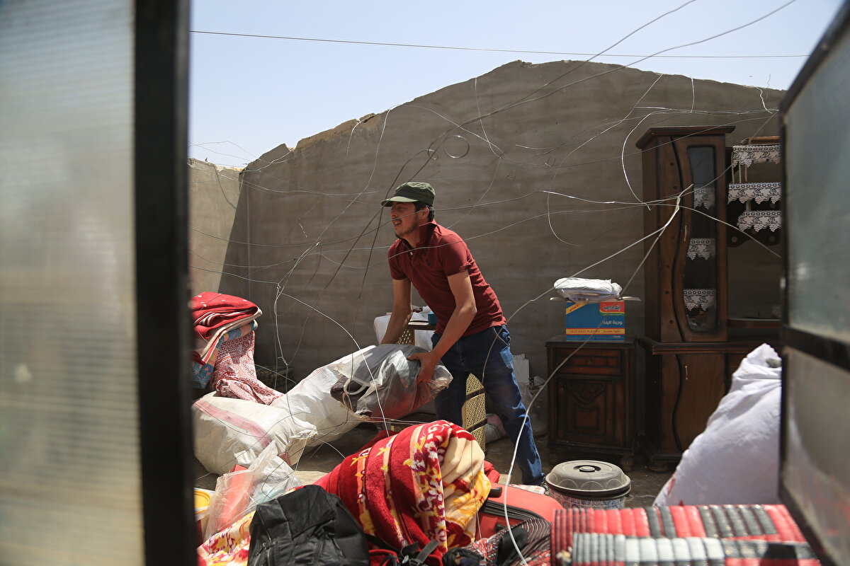 Kafr Sicne köyünden 2019 yılında göç etmek zorunda kalan Abdurrezzak Muhammed de yıllar süren zor yaşam koşullarının ardından köylerinin yeniden özgürleşmesiyle evlerine dönmeye hazırlandıklarını söyledi.<br>