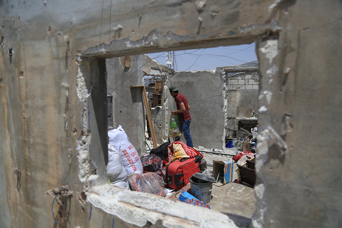 Salih, "Bu aileler, burada geçirdikleri beş yılı aşkın zorlu, acı dolu yaşamdan kurtulup bugün köylerine dönüyor. İnşallah Rabb'imiz onları evlerini yeniden inşa etmeye, topraklarını ekmeye muvaffak kılar da kimseye muhtaç olmadan yaşamlarını sürdürebilirler." ifadelerini kullandı.<br>