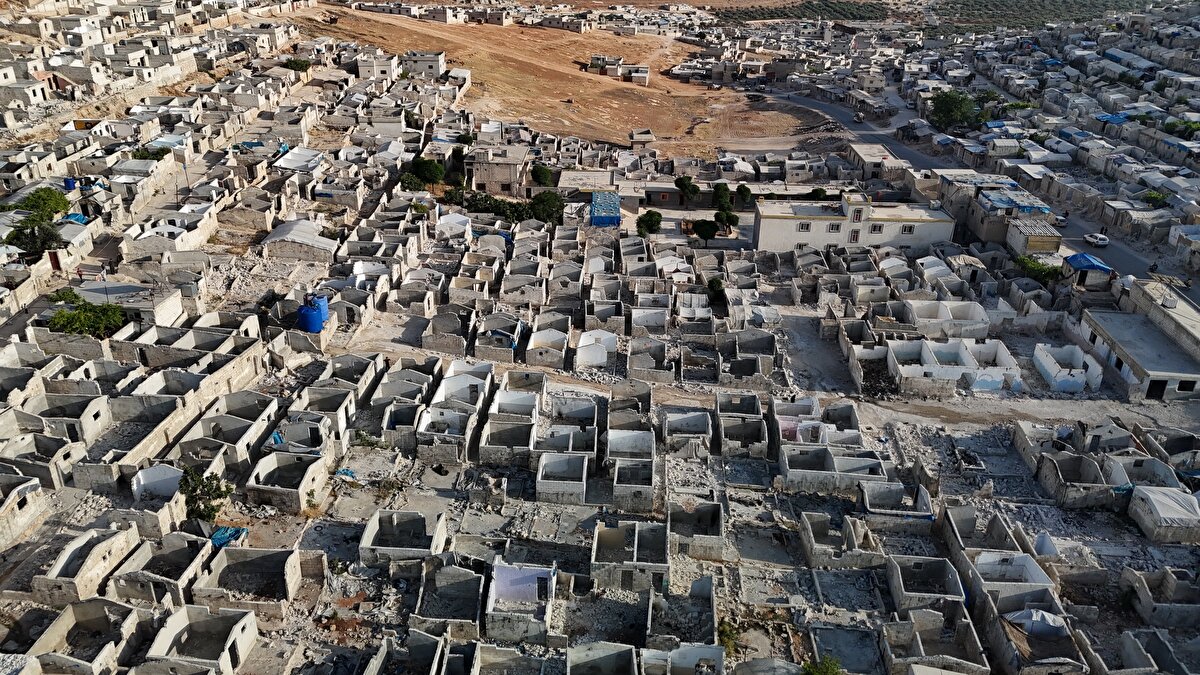 Rahmun, "Buraya göç ettikten sonra 6 yıl boyunca kamplarda yaşadık ama şimdi Allah bize zafer nasip etti. Eşyalarımızı topluyoruz. Ülkemiz özgürleşti." dedi.