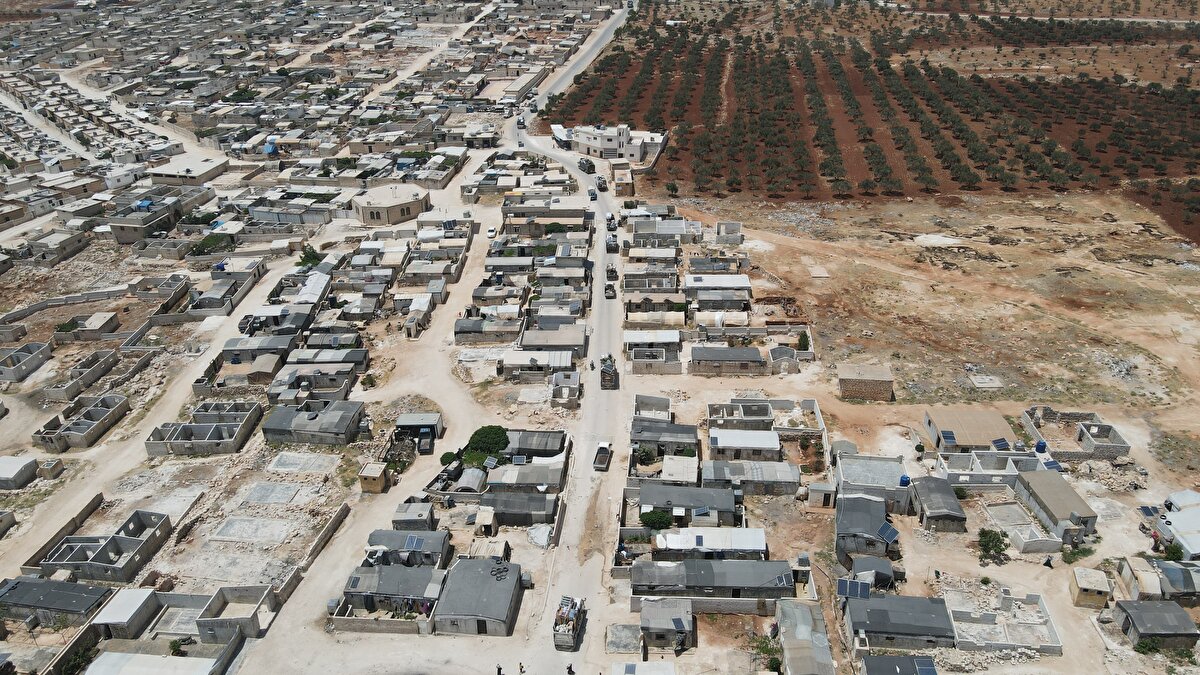 Kamptaki zorlu yaşam şartlarını anlatan Muhammed, "2019'da köyümüzden ayrılarak buraya geldik. Çadırlarda çok zorluk çektik. Yazın sıcağına, kışın soğuğuna karşı hiçbir koruması yoktu ama sabrettik, Allah'a hamdolsun, şimdi topraklarımız özgür. Evimize dönmeye hazırlanıyoruz." diye konuştu.<br>