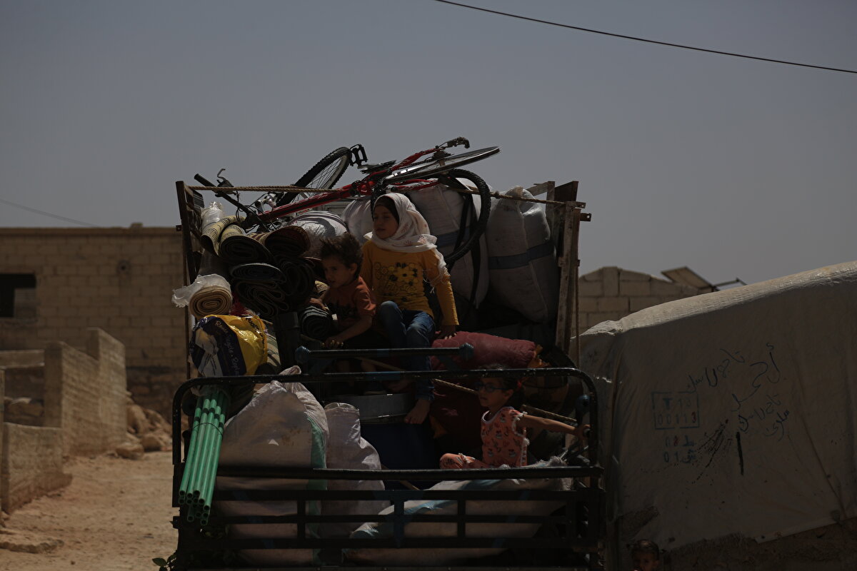 Köyünün savaşta ağır tahribat aldığını belirten Rahmun, "Köy tamamen yıkılmış, özellikle bizim köyümüz harap durumda. Ben çadırımı alıp köye geri götüreceğim ve evimin enkazının üzerine kuracağım. Bizim için değişen tek şey, kendi toprağımıza dönmüş olmamız." ifadelerini kullandı.<br>