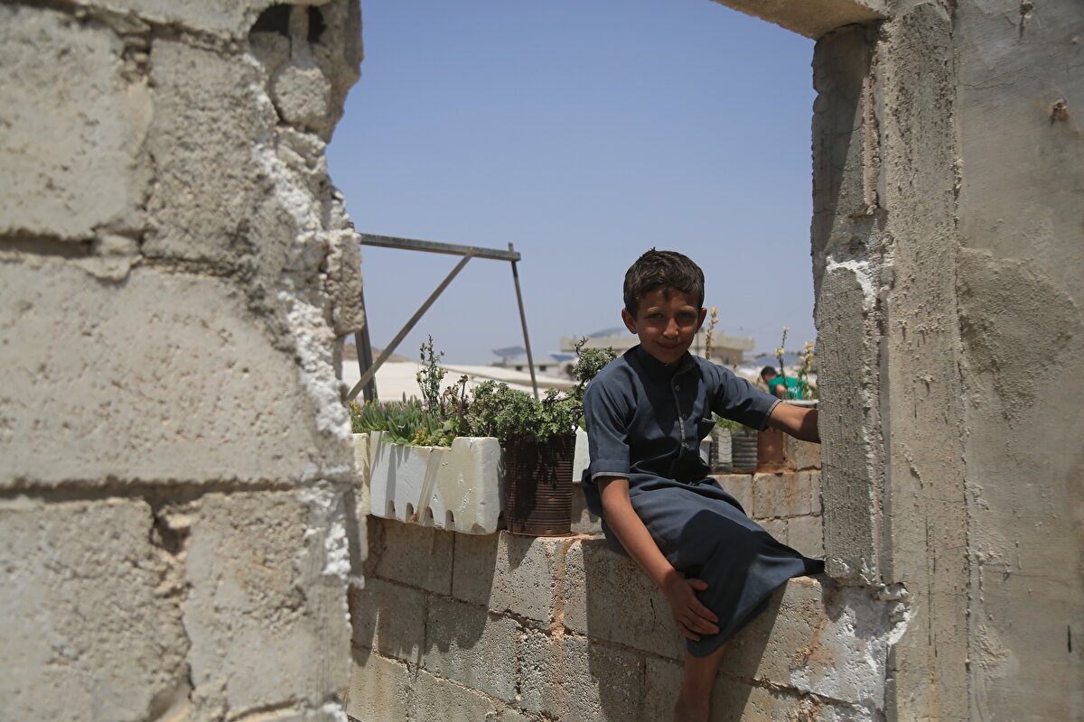 Yardımların kamplardan tahliye ile sınırlı kalmayacağını vurgulayan Salih, ilerleyen aşamada evlerin onarımı ve temel altyapının kurulması yönünde de çalışmalar yürütmeyi planladıklarını sözlerine ekledi.<br>