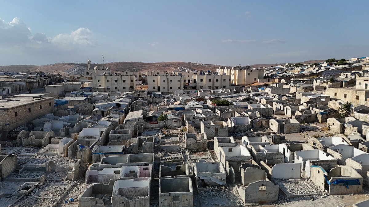 İdlib'in güney kırsalındaki Kafr Sicne köyünden 2019 yılında göç etmek zorunda kalan Muhammed Rahmun, yaşadığı 6 yıllık kamp hayatının ardından özgürleşen topraklarına dönmenin mutluluğunu yaşadığını söyledi.<br>