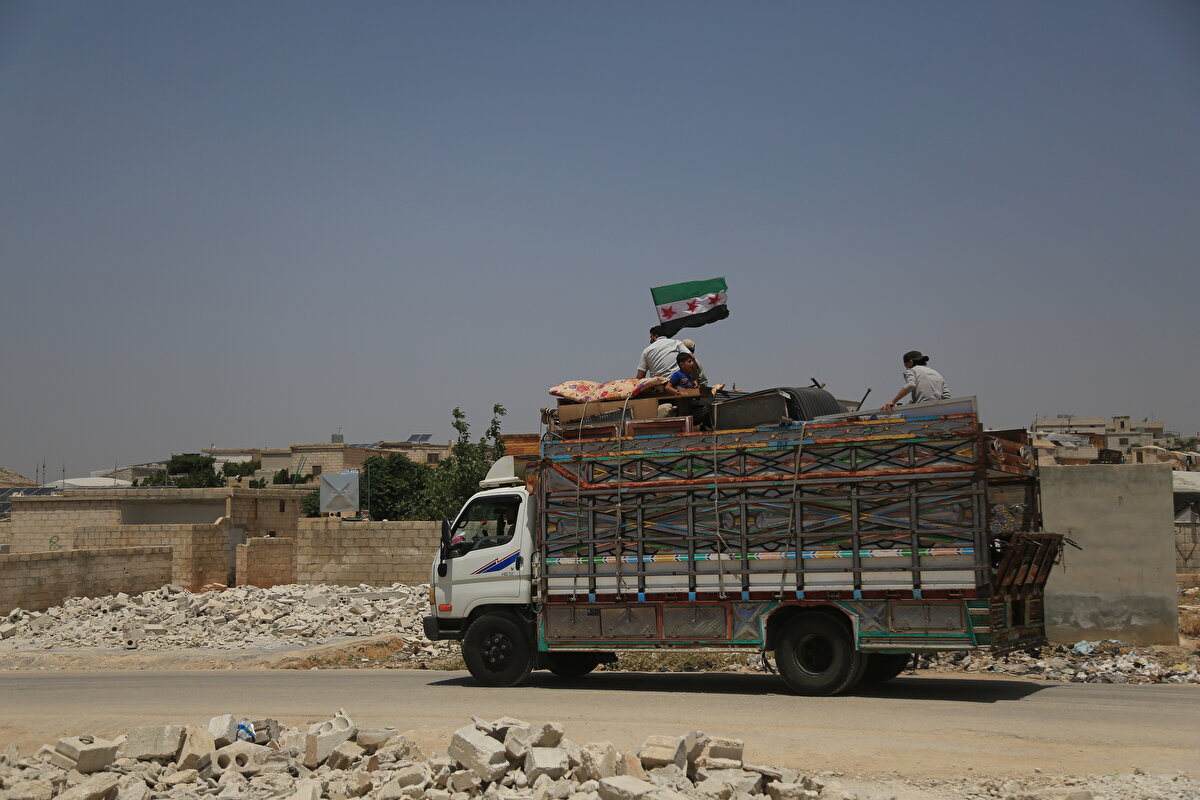 Suriye'deki çatışmaların neden olduğu yıkım ve insanî kriz, milyonlarca insanı evlerinden kopardı, komşu ülkelerde çadırlara sığınmak zorunda bıraktı.<br>