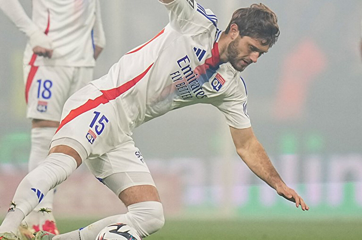 23 yaşındaki futbolcu geçen sezon 6 milyon euro bonservis bedeliyle İtalya'nın Venezia takımından Lyon'a transfer oldu.<br>