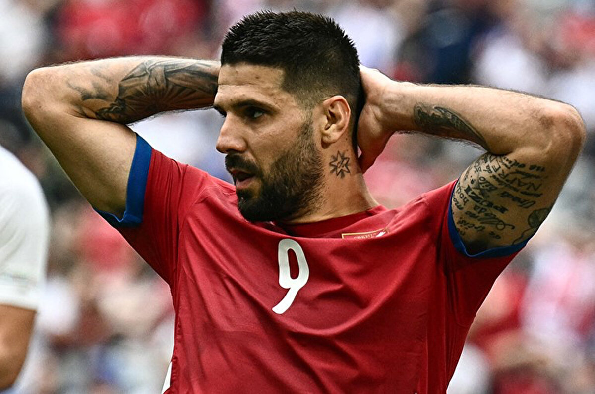 Haberde, sarı lacivertlilerin Al Hilal'in santraforu Aleksandar Mitrovic'in peşinde olduğu ve Suudilerin Osimhen transferini bitirmesi halinde Sırp golcünün satışına onay vereceği kaydedildi.<br>