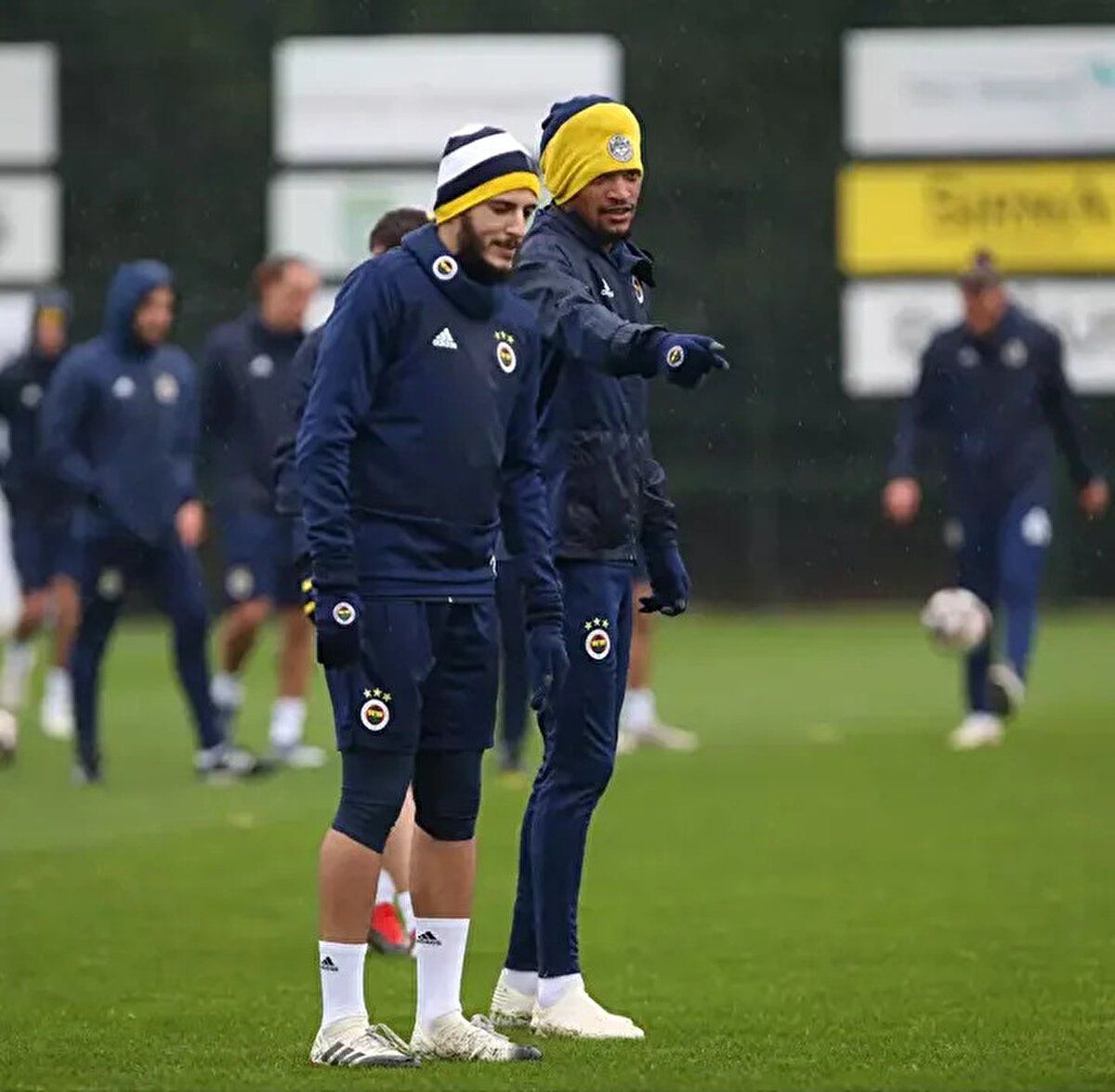 Türkiye'de performansının neden düşük olduğuyla ilgili soruya cevap veren 30 yaşındaki futbolcu, "Ben Fenerbahçe’ye gittiğimde teknik direktör Filip Cocu’ydu. Onun liderliğinde 7-8 maç kadar çok iyi oynadım. Özellikle Beşiktaş’a karşı oynadığımız maçı anlatacağım. Herkes o maçtaki performansımı konuşuyordu. Ama sonra Cocu’yu gönderip yerine Ersun Yanal’ı getirdiler. Yanal gelir gelmez beni biraz geriye çekti, yani beni '6' numarada oynatmaya başladı. Kış tatilinden sonra beni genelde takımdan uzak tuttu, dahası, 'Sen burada kiralık oynuyorsun, ben kiralık oyuncu istemiyorum' dedi. Bu adamın kararı benim Türkiye ve Fenerbahçe kariyerimi altüst etti. 6 ay tek başıma antrenman yapmak zorunda kaldım. Bana bunun için maaş bile vermediler" ifadelerini kullandı.<br>