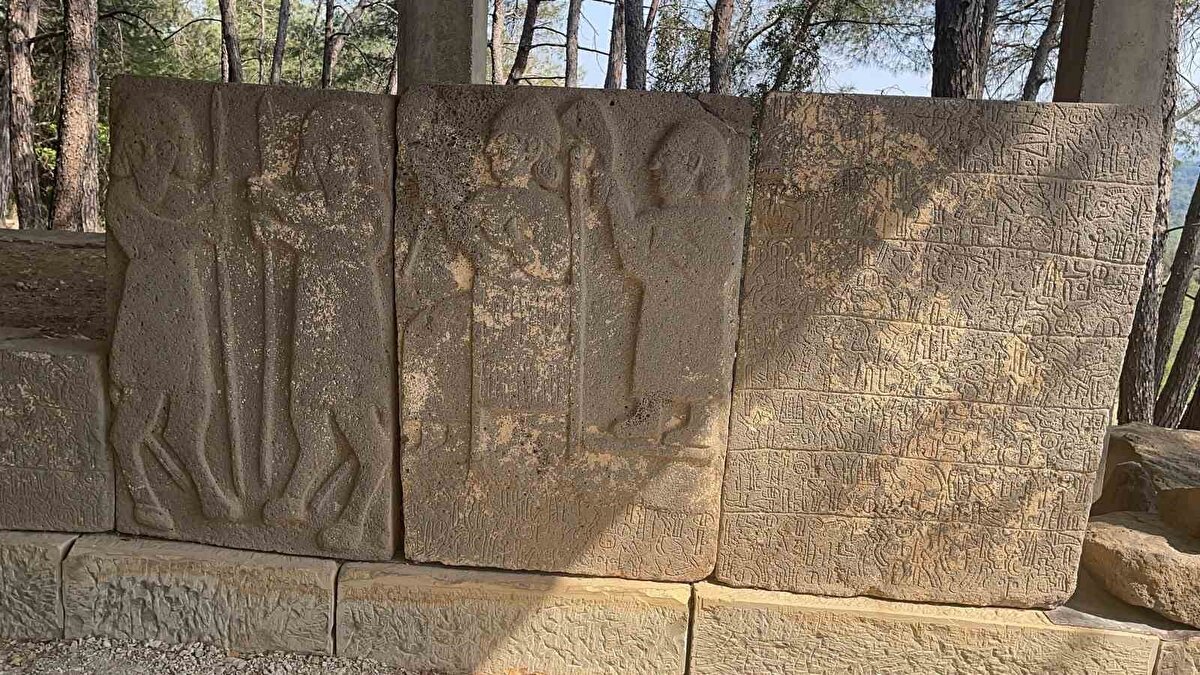 "Milyonlarca dolarlık gizemler Karatepe Yazıtları’nda saklı"<br><br>İndus Vadisi yazıtlarının çözülmesi için ödüller konduğunu söyleyen Arkeolog Doç. Dr. Faris Demir, "Karatepe Yazıtları, İndus Vadisi ve Brezilya’daki İnka Taşı’nı çözebilecek ipuçları vermektedir. Karatepe Yazıtları’nda bulunan Anadolu Hiyeroglifleri, yani Luwi yazıları, Girit Hiyeroglifleri’nin okunmasını sağlamış. Birçok hiyerogliflerin de okunmasını sağlayacak ipuçları sağlamaktadır. İndus Vadisi’ndeki yazıtlara çözülmesi için ödüller de konmuştur. Hiyeroglif yazısı olmasından dolayı Karatepe’deki yazıtlar, resimler, simgeler ve hiyeroglifler bu yazıtların çözümlerini sağlayacak önemli ipuçları sağlamaktadır. "dedi.