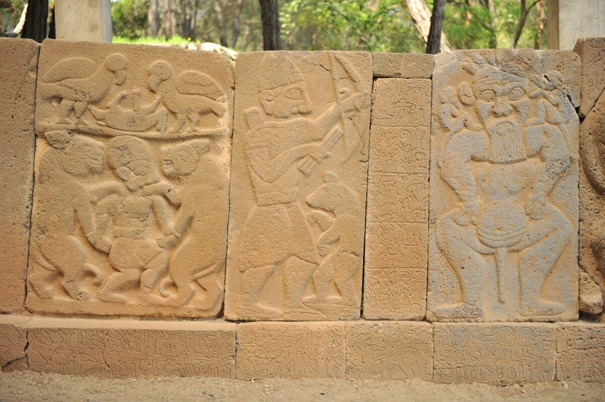 Anadolu Luwi Hiyeroglif yazıtlarının kökeni Seramiksiz Neolitik Dönem’e kadar uzandığını ve evrensel olduğunu söyleyen Arkeolog Doç. Dr. Faris Demir, "Anadolu Luwi Hiyeroglifleri ve Mısır Hiyeroglifleri, aynı coğrafyada bulunmasına rağmen tamamen birbirinden farklıdır. Mısır Hiyeroglifleri, sadece Mısır’da yer almış ama Anadolu Hiyeroglifleri, evrensel olmasından dolayı geniş bir alana yayılmış olmalıdır. Anadolu Hiyeroglifleri, kökeni Göbeklitepe ve Körtik Tepe kadar uzanmaktadır. UNESCO Dünya Belleği Kütüğü’ne kaydedilen Karatepe yazıtları görüntüler bakımından dünyadaki en uzun çift dilli yazıttır. Dünyadaki tüm yazılar resim yazısından türemiştir. Resim yazıları evrenseldir, yani herhangi bir dille bağımlı değildir" diye konuştu.