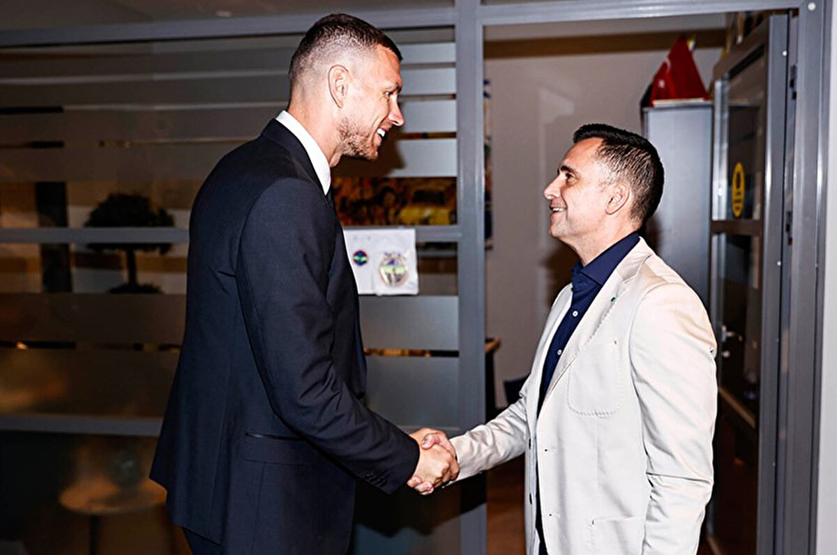 Fenerbahçe'de sezonun bitmesiyle yapılanma hamleleri devam ediyor. Sarı-lacivertliler son olarak sportif direktör Mario Branco ile yolların ayrıldığını duyurmuştu.<br>