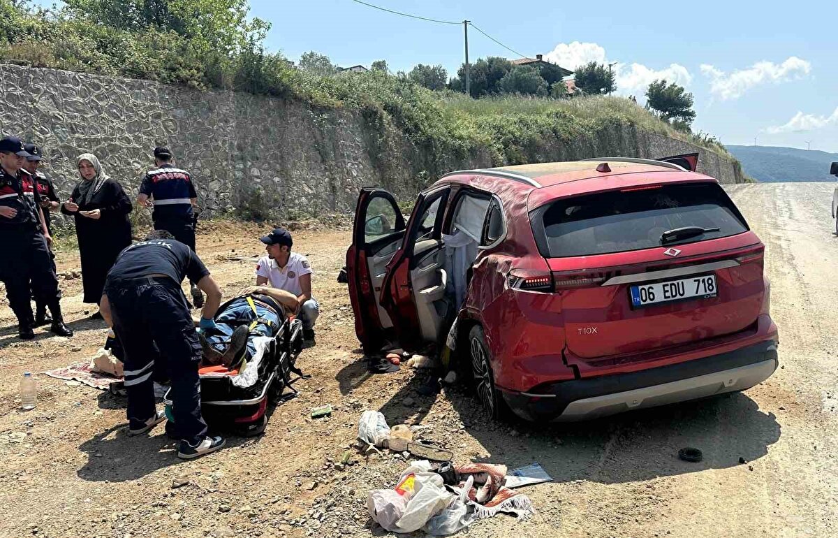 Yapımı devam eden ve trafiğe kapalı olan Yalova-Armutlu karayoluna düşen araç takla attı. 