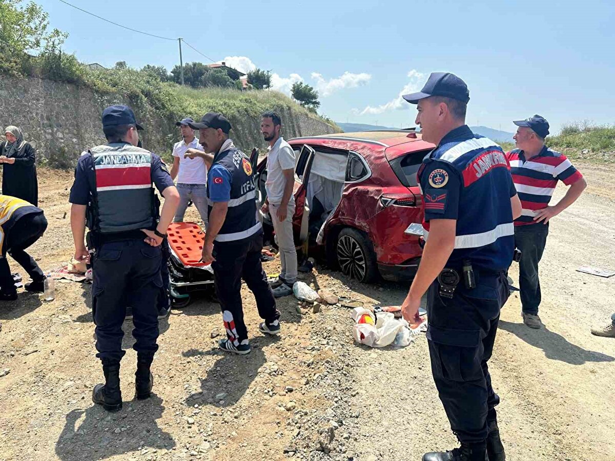Yaralılar, olay yerine gelen 112 Acil Servis ekipleri tarafından ambulansla Çınarcık Devlet Hastanesi’ne kaldırıldı.