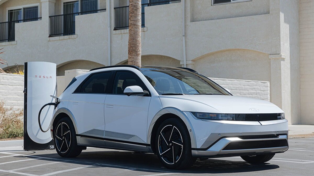 Ioniq 5<br><br>Ioniq 5 Dynamic Vision Roof 125 kW 4x2 – Otomatik – Elektrik<br>Fiyat: 1.919.000 TL (İndirim yok)<br><br>Ioniq 5 Advance 160 kW 4x2 – Otomatik – Elektrik<br>Liste Fiyatı: 2.867.100 TL – İndirimli Fiyat: 2.778.900 TL