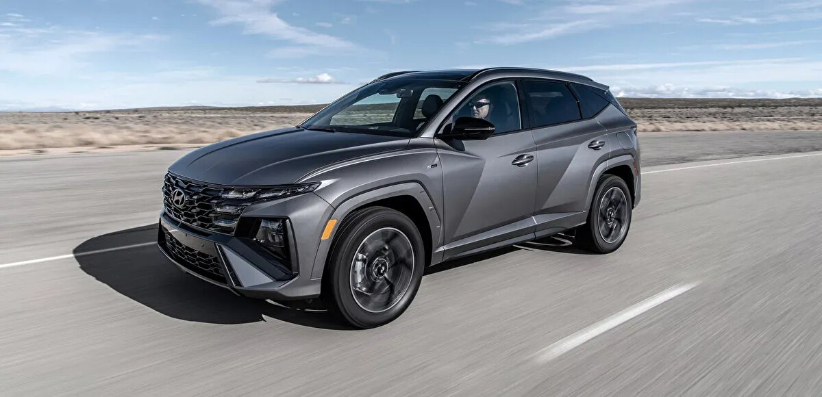 Tucson Serisi (Benzinli)<br><br>Tucson 1.6 T-GDI 160 PS Comfort 4x2 – DCT – Benzin<br>Liste Fiyatı: 2.110.000 TL – İndirimli Fiyat: 2.099.000 TL<br><br>Tucson 1.6 T-GDI 160 PS Prime 4x2 – DCT – Benzin<br>Liste Fiyatı: 2.240.000 TL – İndirimli Fiyat: 2.199.000 TL<br><br>Tucson 1.6 T-GDI 160 PS Prime Plus 4x2 – DCT – Benzin<br>Liste Fiyatı: 2.419.000 TL – İndirimli Fiyat: 2.299.000 TL<br><br>Tucson 1.6 T-GDI 160 PS Elite 4x2 – DCT – Benzin<br>Fiyat: 2.629.000 TL (İndirim yok)<br><br>Tucson 1.6 T-GDI 160 PS Elite Plus 4x4 – DCT – Benzin<br>Liste Fiyatı: 2.914.000 TL – İndirimli Fiyat: 2.899.000 TL<br><br>Tucson Serisi (Dizel)<br>Tucson 1.6 CRDI 136 PS Prime 4x2 – DCT – Dizel<br>Fiyat: 2.420.000 TL (İndirim yok)<br><br>Tucson 1.6 CRDI 136 PS Elite 4x2 – DCT – Dizel<br>Fiyat: 2.745.000 TL (İndirim yok)<br><br>Tucson 1.6 CRDI 136 PS Elite Plus 4x4 – DCT – Dizel<br>Liste Fiyatı: 3.014.000 TL – İndirimli Fiyat: 2.969.000 TL<br><br>Tucson Hibrit<br>Tucson 1.6 T-GDI 215 PS Elite HEV 4x2 – Otomatik – Benzin<br>Fiyat: 2.990.000 TL