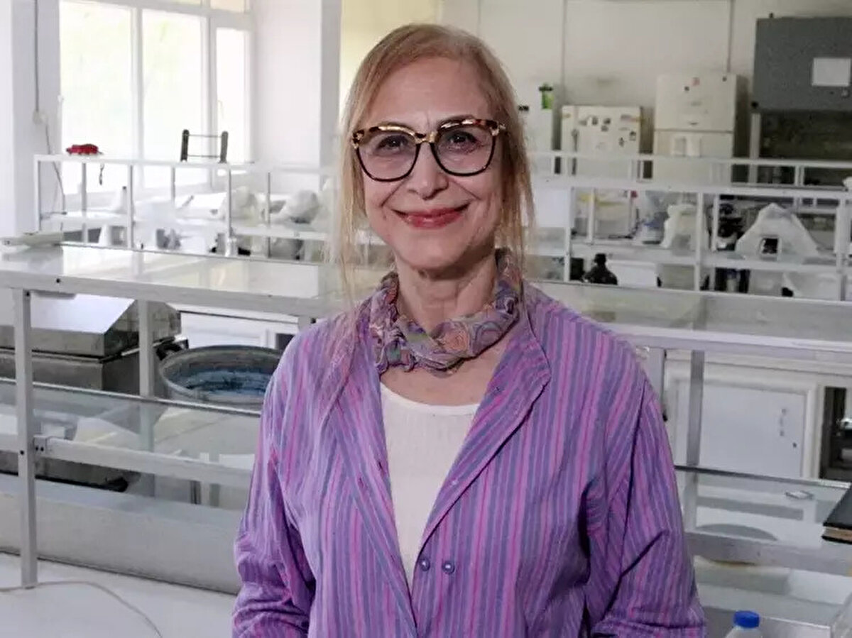 Belirli aralıklarla gıdaların mikrobiyolojik açıdan değerlendirmelerini kapsayan laboratuvar çalışmalarından baklavada şaşırtıcı sonuçlar çıktı. Daha önce; cam kaselerin içinde, küp küp doğranmış pişmiş nişastanın üzerine rendelenmiş buz, pudra şekeri, kırmızı gıda boyalı şurup dökülüp muz, çilek ve kivi gibi meyve parçacıklarıyla servis edilen bici bici tatlısında tespit ettikleri dışkı kökenli E.coli adı verilen bakteri bu kez baklavada saptandı.