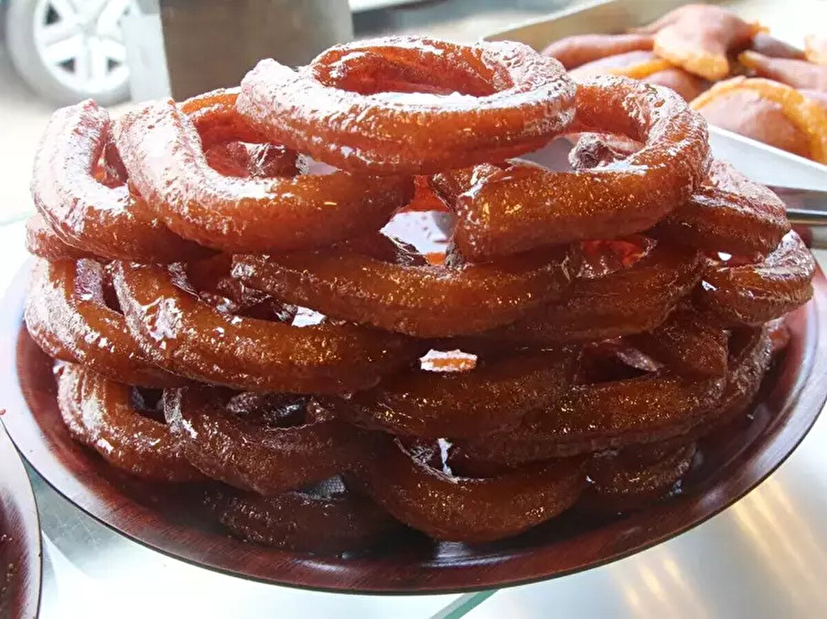 Özellikle çocuk ve yaşlıların bağışıklığı daha düşük olduğu için bu ürün çok tüketildiğinde ishal, kusma, bulantı gibi durumlarla kendini gösterebilir. Halka tatlılarda da koliformlarla karşılaştık ama insanlarda, üst solunum yolunda, bağırsak mukozasında ve deride normal mikrobiyotanın bir üyesi olarak mevcut olabilen ‘Staphylococcus aureus’ bakterisine rastladık. Bu da gıda zehirlenmesi yapar. Yapım aşaması, servisi göz önüne alındığında öksürüp, hapşıran, elinde yara olabilen personel tatlıyı bu şekilde kirletebilir. Bir de çok fazla dış ortamlara maruz kalarak satıldığından maya ve küf açısından daha kirli bulundu.”