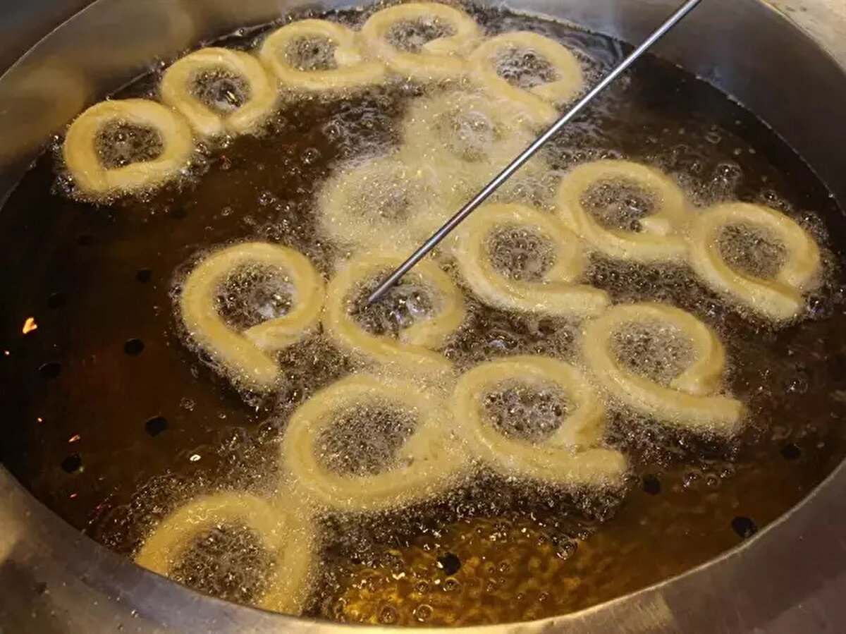 Baklavalarda yaptığımız çalışmada yine maya, küf ve koliformlar bulundu. Fakat baklavada 20 örneğin 5’inde dışkı kökenli koli basili E.coli ile karşılaştık. Bu durum baklavayı hazırlayan personelin hijyen eksikliğinden ya da ceviz ve fıstıkların mikrobiyolojik kalitelerinin iyi olmamasından kaynaklı olabilir. Baklavada bunu görmek üzücü oldu. Bunun hiçbir şekilde çıkmaması gerekiyor. 