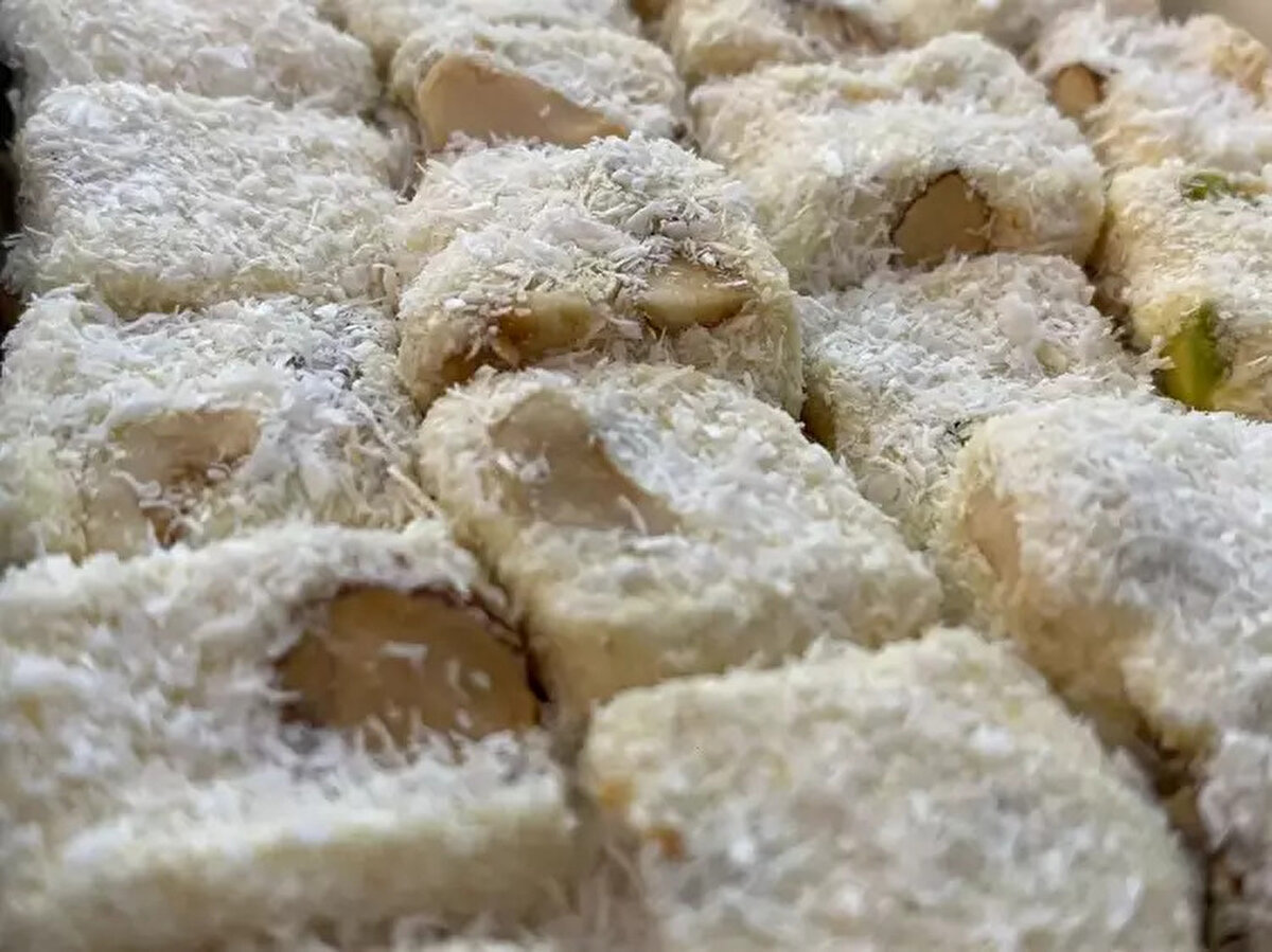 Gıda zehirlenmeleri durumunda ürünün etiket bilgilerinin çok önemli olduğuna işaret eden Prof. Dr. Prof. Dr. Var, bakanlık tarafından da zorunlu tutulmasına karşın açıkta satılan ürünlerin çoğunluğunda etiket bulunmadığını, bu durumun daha sık denetlenmesi, yaptırımların artırılması gerektiğini sözlerine ekledi. 