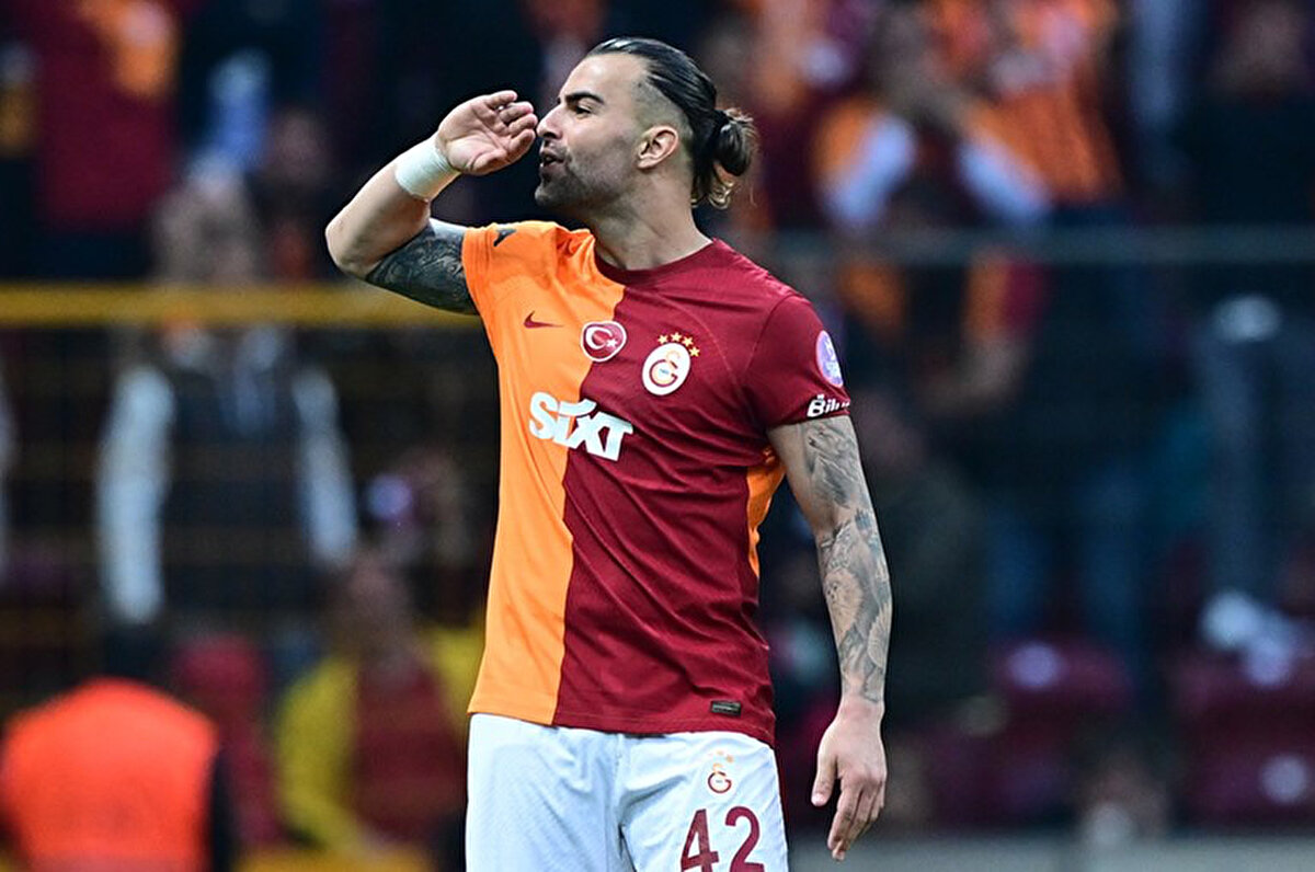Sarı-kırmızılı futbolcu, takım arkadaşlarıyla ilgili soruları da yanıtladı. Galatasaray'daki 14 sezonluk kariyerini sonlandıran Uruguaylı kaleci Fernando Muslera'nın gidişine üzüldüklerini belirten Abdülkerim, "Muslera'yla oynamak bambaşka bir duygu. Arkamızda oynaması inanılmaz bir şey. Sürekli motive eden, hatayı da kapatan, sürekli pozitif konuşan tam bir kaptan, tam bir lider. Bırakacağı için çok üzülüyoruz." diye konuştu.<br>