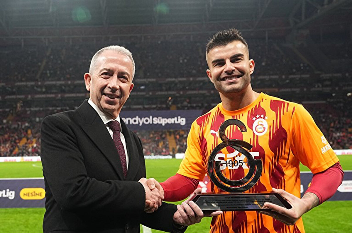 Galatasaraylı futbolcu, takımın başarısını içerideki aile ortamına bağladı. Futbol haricinde dışarıda ailece birlikte zaman geçirdiklerini aktaran Abdülkerim, "Takım içindeki arkadaşlığımız mükemmel. Dışarıda sürekli birlikte vakit geçiriyoruz. Mükemmel bir aile ortamımız var. Bu da olunca zaten başarılı geliyor. Arada kötü karakterli bir insan bilmiyorum. Herkesin kalbi temiz. Herkes, birbiri için en iyisini istiyor. Böyle olduğu zaman da başarı geliyor." şeklinde görüş belirtti. Çocuklarının da Galatasaray'la beraber büyüdüğünü dile getiren sarı-kırmızılı stoper, "Burada müthiş bir aile ortamı var zaten. Aile konusuna çok önem veren bir insanım. Sürekli çocuklarımla vakit geçirmeye çalışıyorum. Güzel zamanlar bunları değerlendirmek lazım." ifadelerini kullandı.<br>