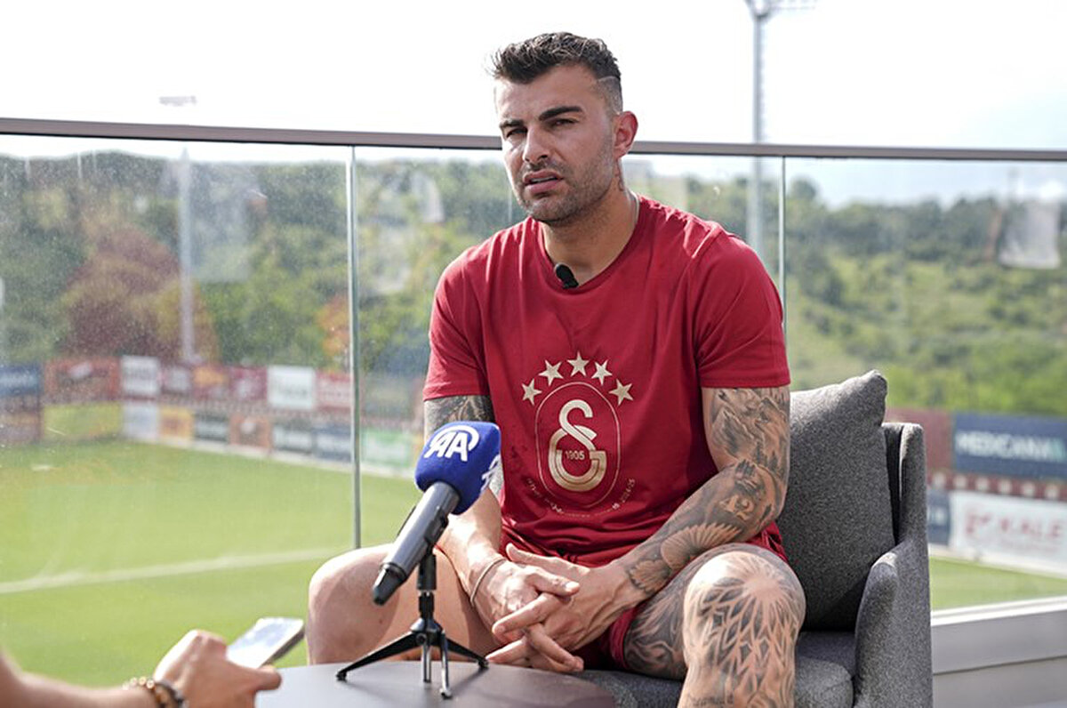 Galatasaray'a 2022'de transfer olduktan sonra üç sezon üst üste kazanılan şampiyonluğun en önemli parçalarından olan Abdülkerim Bardakcı, Trendyol Süper Lig'deki performansları, takım arkadaşlarıyla ilgili düşünceleri ve gelecek hedefleriyle ilgili AA muhabirine açıklamalarda bulundu.<br>