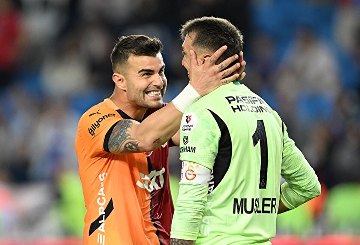 Abdülkerim Bardakcı, eski takımı Konyaspor'un taraftarlarının kendisine yönelik tepkilerine kırıldığını dile getirdi. Galatasaray formasıyla eski takımı Konyaspor ile deplasmanda yaptıkları maçta tepki gören Abdülkerim, A Milli Takım'ın Dünya Kupası Elemeleri'ndeki ilk maçını Konya'da yapacağını hatırlattı. Konya'daki tepkilere kırıldığını vurgulayan Abdülkerim, "Bunları hak ettiğimi düşünmüyorum. Bir gole sevindiğim için aileme küfür edilmesi hiç hoş olmadı. Birkaç kişinin başlattığı şeye diğer insanlar da katıldı. Ben Konya'yı seviyorum. Hatta futboldan sonra da orada yaşamayı düşünüyorum. Bir kırgınlığım var. Milli takımla maçımız inşallah güzel geçer." diyerek sözlerini tamamladı.<br>