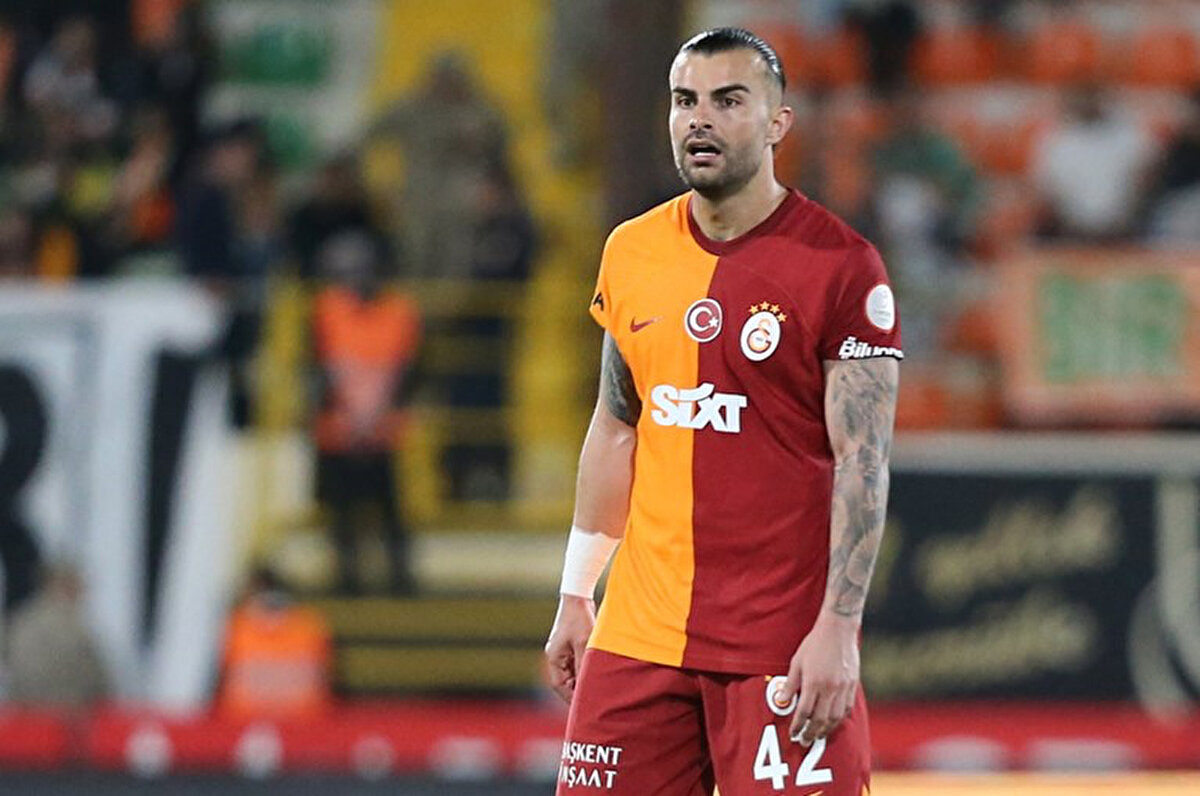 Abdülkerim, teknik direktör Okan Buruk ile ilgili övgü dolu ifadeler kullandı. Milli futbolcu, Süper Lig'de üç sezondur şampiyonluğa ulaştıkları tecrübeli teknik adamla ilgili, "Okan hoca çok iyi bir insan, çok iyi bir hoca. Üst seviye oynadığı için futbolcunun psikolojisinden çok iyi anlıyor. Ne zaman rahat bırakıp, ne zaman sıkacağını çok iyi biliyor. Bu da bize pozitif olarak yansıyor." diye konuştu.<br>