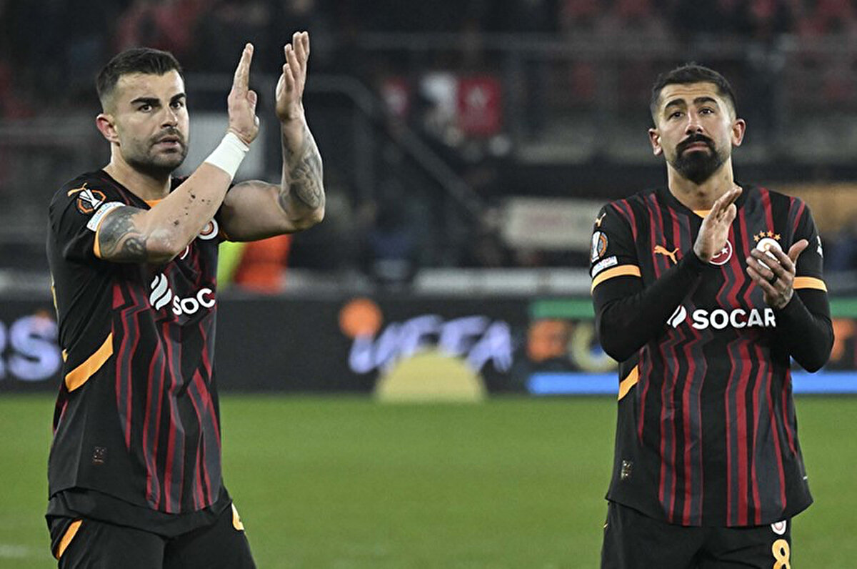 Sarı-kırmızılı ekibin milli stoperi, hayallerinden birinin ay-yıldızlı formayla FIFA Dünya Kupası'nda oynamak olduğunu söyledi. Sakatlığından dolayı A Milli Takım'ın ABD kampına davet edilmediğini dile getiren Abdülkerim, sözlerini şöyle sürdürdü: "Montella hocayla da konuştuk. Zaten Kayserispor ile yaptığımız şampiyonluk maçında alt adalemden sıkıntı yaşadım. Bir yırtık oluştu. Bunu da hocaya bildirdik. Kendisi beni arayarak, 'Geçen sezon Avrupa Şampiyonası oynandı. Çok yoruldunuz. Zaten sakatsın. O yüzden seni çağırmayacağım, dinlen.' dedi. Ben de inşallah dinleneceğim. Seneye eylül ayındaki kampa bomba gibi hazır olacağız."<br>