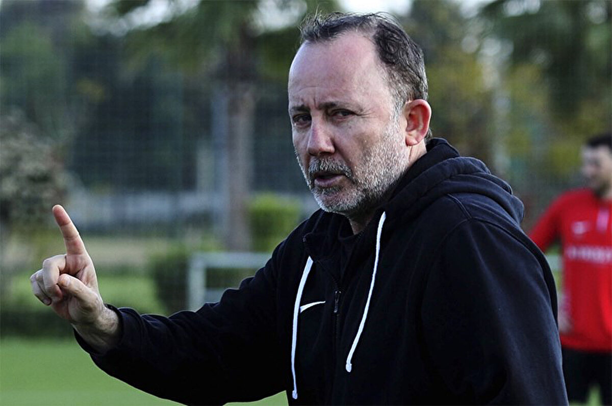 Kimse anlatmıyor mu Türkiye'de işlerin nasıl yürüdüğünü, ne olup bittiğini? Beşiktaş'ın 3. olursa bir tane ön eleme oynayacağını Avrupa'ya direkt gideceğini... Bunları anlatmıyorlar mı acaba?"<br>