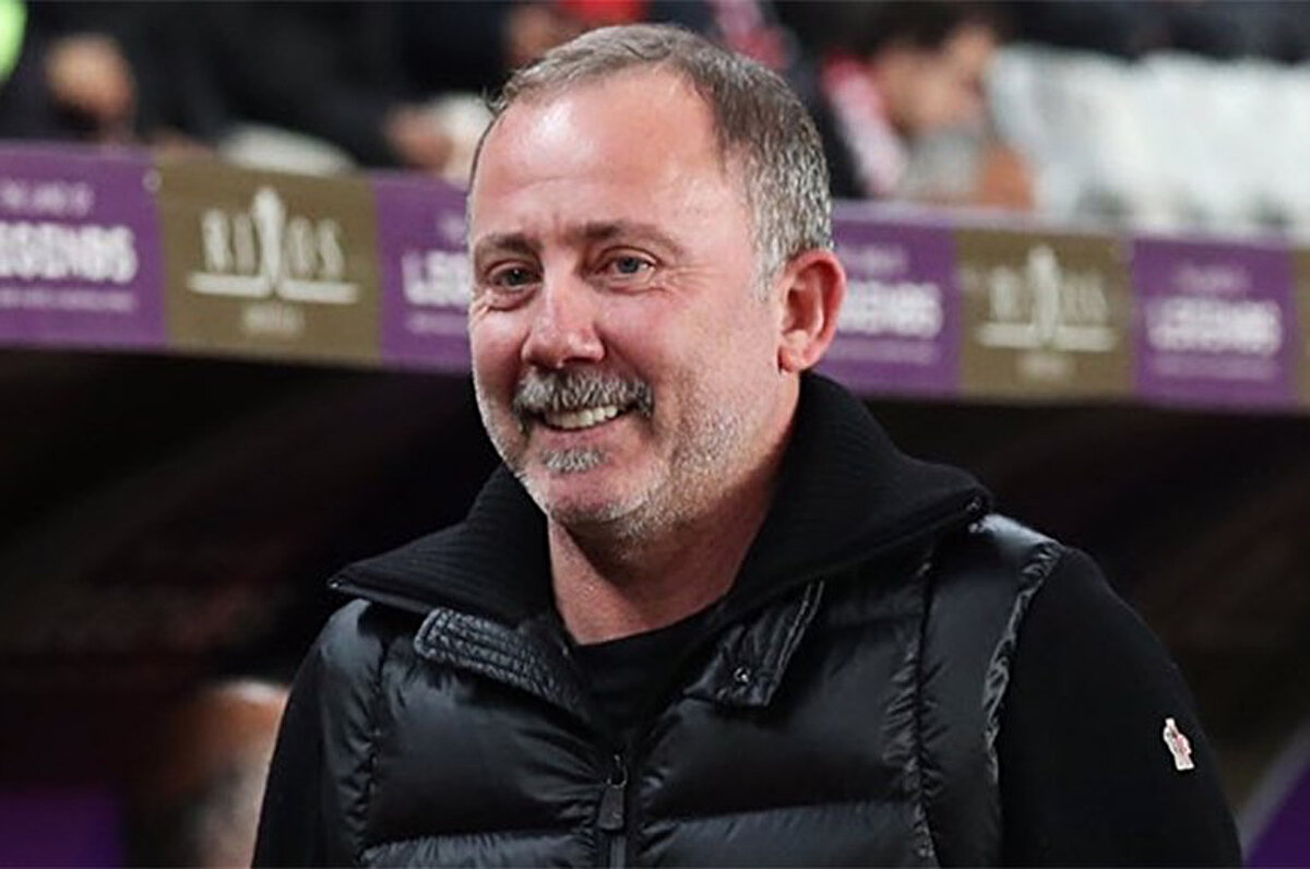 Mümkün değil. Solskjaer şampiyon yapamaz. Ben, Rize maçını seyrettim. Beşiktaş, Rize'yi yense 3. olacak zaten. Şimdi Rizespor maçını kaybedip de tribünlere gidip taraftarı alkışlamak falan... Öyle şeyler vardı maçtan sonra teknik direktörde. Uzayda falan mı yaşıyor acaba!<br>