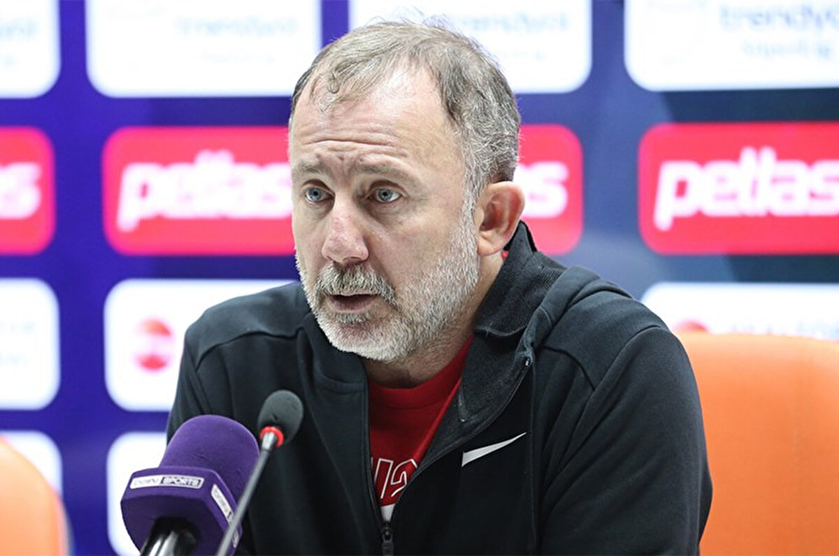 "Beşiktaş, Samsun-Kayseri maçının sonucunu bekliyor 3. olmak için. Bu çok aslında ağır bir durum Beşiktaşlılar için. Hiçbir Beşiktaşlı bunu beklemez. Hiçbir zaman beklemedi, beklememeli. <br>