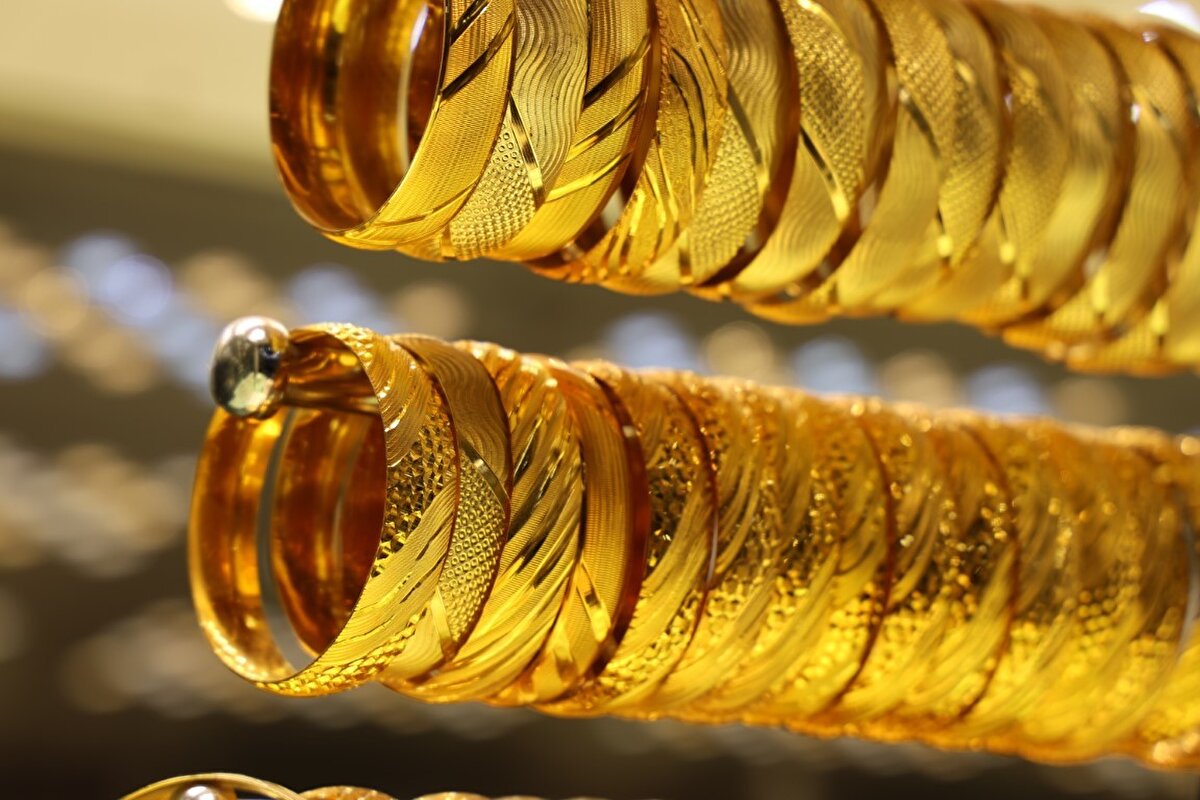 2025 YILI GRAM ALTIN BEKLENTİSİNİ AÇIKLADI<br><br>Bu yılla alakalı gram altın tarafında beklentimiz 4500 TL, ons altın tarafında 3200 dolar seviyesiyle alakalı beklentimiz geçerli. Ama bugünkü ekonomik koşullar ve bugünkü gelişmeleri göz önünde bulundurduğumuz zaman 12 aylık süreç içinde ons altın tarafında 4250 dolar, gram altın tarafında 6000 lira seviyesi artık sürpriz olmayacaktır.