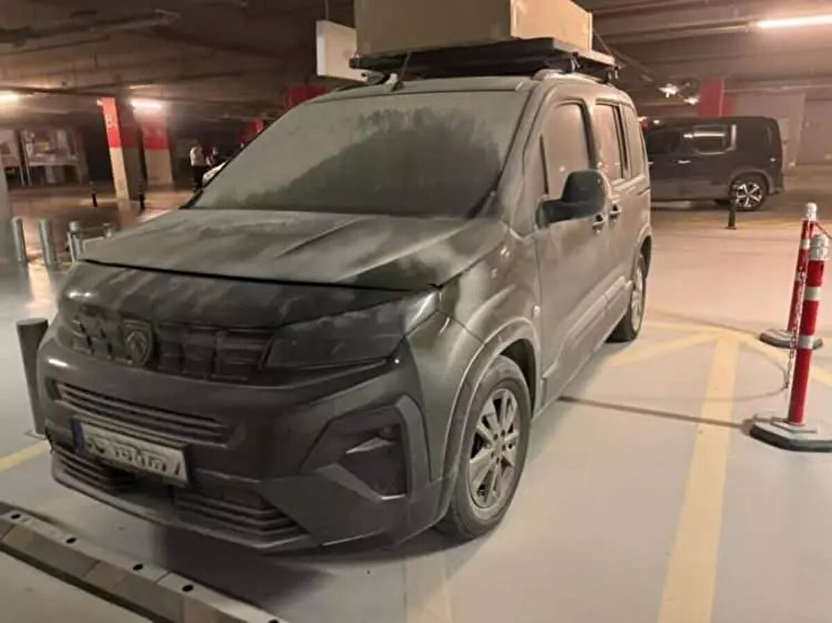 "1 AY İÇİNDE 4 KEZ ARACIMI SERVİSE GÖTÜRDÜM"<br><br> <br><br>5 Şubat'ta Peugeot marka Rifter model aracı satın aldığını belirten Burak Kaldırımcı, 2 ay içinde araçla ilgili sorun yaşamaya başladığına değinerek, "Ankara, Göral, Ümitköy ve Balgat servislerine gittim.