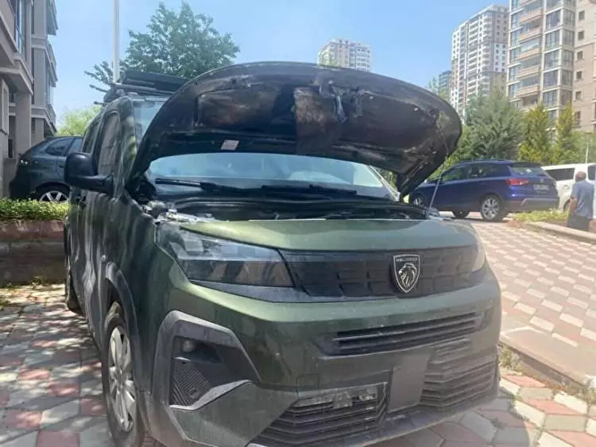 "PANİKLE KAPUTU AÇTIM VE YOĞUN BİR DUMAN YÜZÜME GELDİ"<br><br> <br><br>Aracının bir alışveriş merkezinin kapalı otoparkında alev aldığını ifade eden Kaldırımcı, "Alışveriş merkezi kapandığı için aracıma bindim. İlk seferinde aracım çalışmadı. İkinci seferde de çalıştırmak istediğimde önden çıkan bir duman gördüm. Ardından panikle kaputu açtım ve yoğun bir duman yüzüme geldi. Daha sonraysa aracın yandığını anladım ve çevredeki insanları uzaklaştırmaya çalıştım. Tahmin ediyorum ki o süreç 30 saniyelik bir süreçti. Ben insanları uzaklaştırırken alışveriş merkezi güvenlikleri yangın söndürme tüpüyle aracı söndürdü. Ardından polis ve itfaiye çağırdık. Soğutma çalışmaları başladı. Polis geldi rapor tuttu. Saat 03.00 sularında alışveriş merkezinden ayrılabildik" ifadelerini kullandı.<br><br>