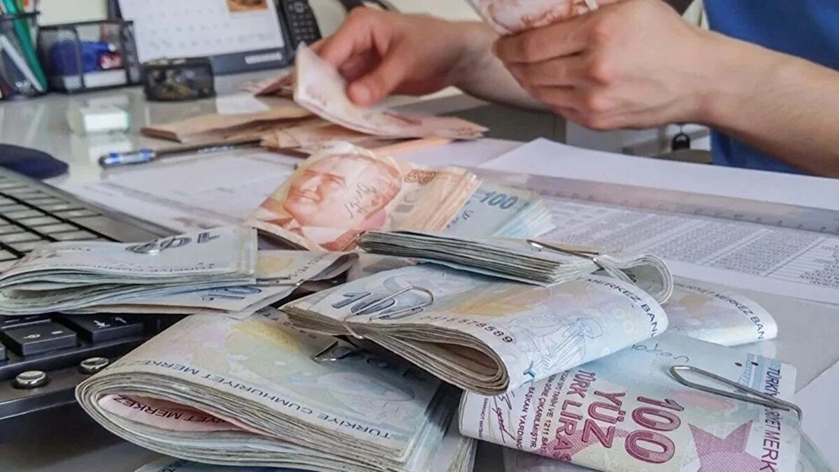 Özgür Erdursun, “Aman dikkat!” uyarısıyla yaptığı paylaşımda, maaş ödemelerini elden yapmaya devam eden işverenleri ciddi şekilde uyardı. Yeni düzenlemeye rağmen banka aracılığıyla ödeme yapmayan işyerlerini bekleyen ağır cezaları ve karşılaşabilecekleri riskleri madde madde sıraladı.<br><br>