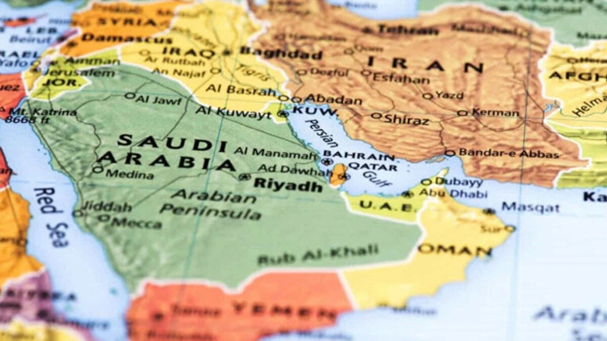 KATAR SIRALAMASIYLA ŞAŞIRTTI<br>Bölgenin ekonomik ağırlığını gözler önüne seren son verilere göre, Türkiye'yi 1 trilyon 70 milyar dolarla Suudi Arabistan izledi. ekonomikstrateji tarafından derlenen bilgiye göre enerji gelirlerine dayalı güçlü ekonomisiyle öne çıkan Suudi Arabistan, Türkiye’nin ardından ikinci sırada yer aldı.