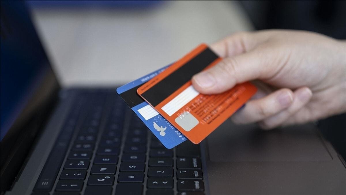 Ticaret Bakanlığı, banka hesaplarını maddi menfaat karşılığında başkalarına kullandıran vatandaşları uyardı. "Sadece hesabımı verdim" demek sorumluluktan kurtarmıyor.<br><br>