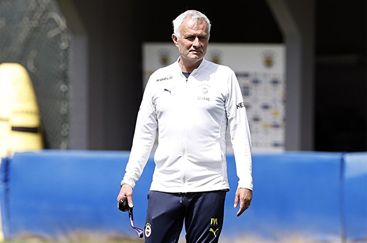 Sabah'ta yer alan habere göre, Uluslar Ligi yarı finalinde bu akşam oynanacak Almanya-Portekiz maçından çıkacak sonuç Mourinho'nun da kaderini belirleyebilir.<br>