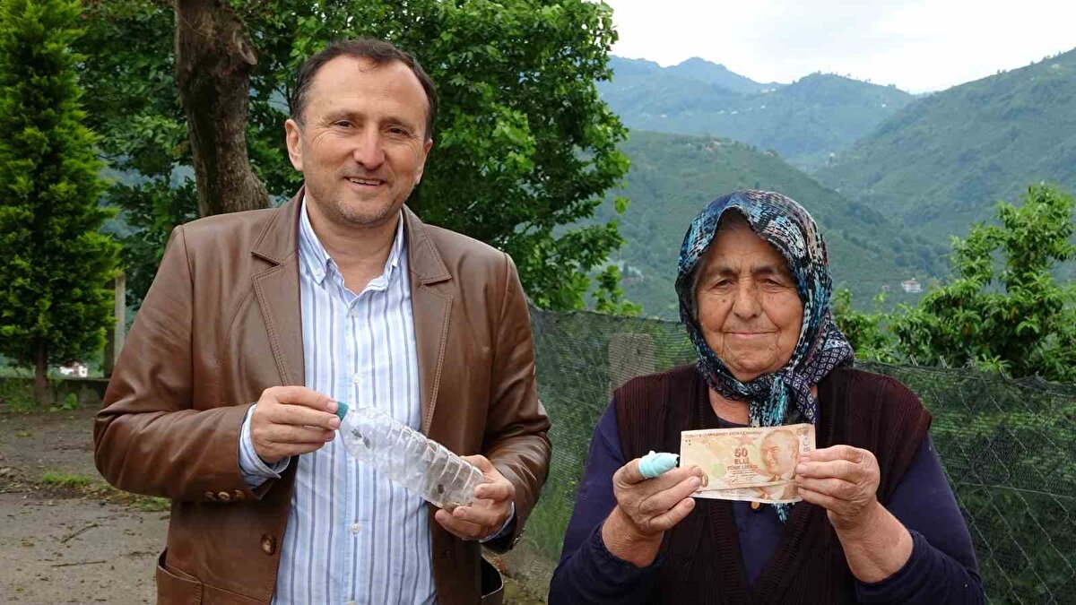 Zararlıyla mücadele samuray arısıyla olacak<br><br>Çiftçilikle de uğraşan Mehmet Yıldırım, bu yıl mahallelerinde görülmeye başlanan kahverengi kokarcanın mahsullere ciddi zarar verdiğini belirterek, vatandaşları teşvik etmek amacıyla canlı kokarcaları ücret karşılığında almaya başladı. Toplanan zararlı böcekler, samuray arılarının çoğaltılması amacıyla Fındık Araştırma Enstitüsü’ne teslim ediliyor. Samuray arıları, kahverengi kokarcanın doğal düşmanı olarak biliniyor ve biyolojik mücadelede etkin şekilde kullanılıyor.