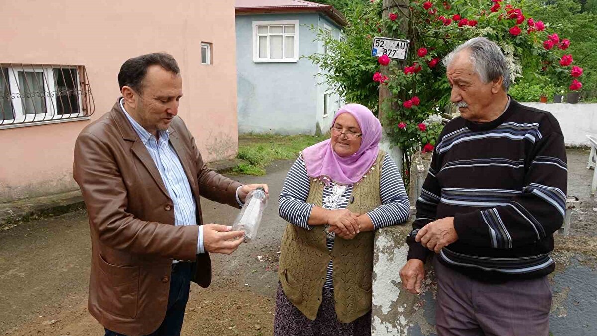"Bu böcek dünyanın sonunu getirebilir"<br><br>Kampanyanın önemine dikkat çeken Avukat Yıldırım, "Bu zararlı böcek, yalnızca Türkiye’de değil dünyada da hızla yayılıyor. Tarıma verdiği zarar büyük. Şu anda mahallemizde yoğun şekilde görülüyor. Devletimizin mücadelesine destek vermek adına böyle bir girişimde bulunduk. Bu sadece bireysel değil, toplumsal bir mücadele olmalı" ifadelerini kullandı.